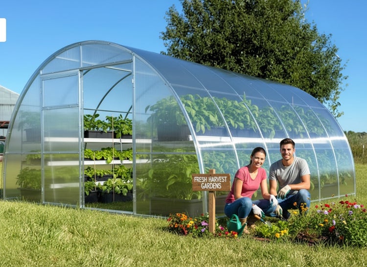 Gewächshaus mit Pflanzen und Paar im Garten