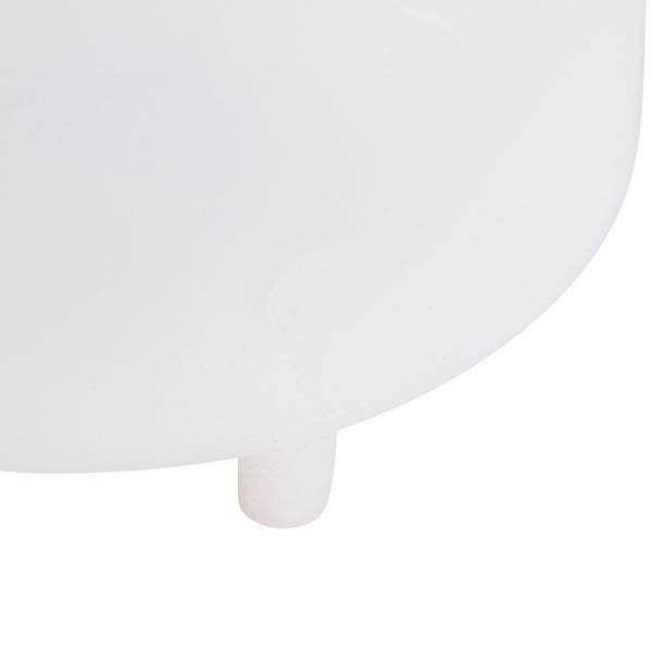 Detailansicht eines weißen abgerundeten Sockels mit einem kleinen Standfuß.