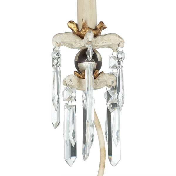 Detail einer Pendelleuchte mit dekorativen Kristallelementen