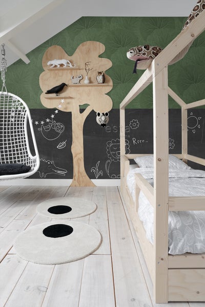 Kinderzimmer mit Holzbett, Hängesessel und runden Teppichen auf Holzboden
