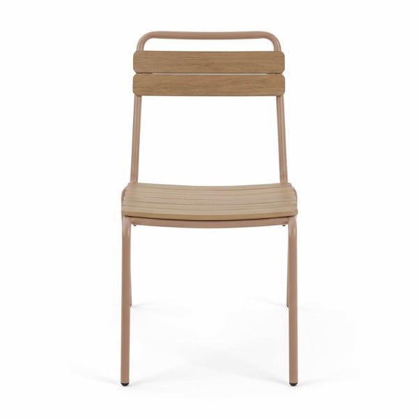 Beigefarbener Stuhl mit Metallgestell und hellbraunen Holzlamellen an Sitzfläche und Rückenlehne.