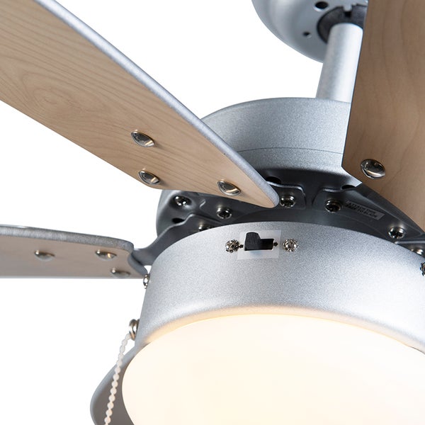 Detailansicht eines Deckenventilators mit Beleuchtung und hellen Holzflügeln sowie einem silberfarbenen Motorgehäuse.