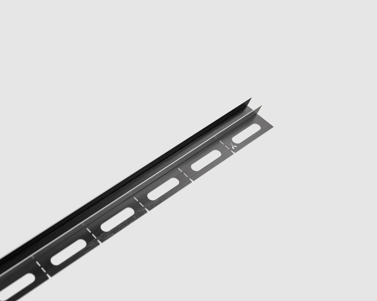 Schwarzes Fliesenabschlussprofil aus Metall mit gestanztem Schenkel und Markierungen zum Kürzen.