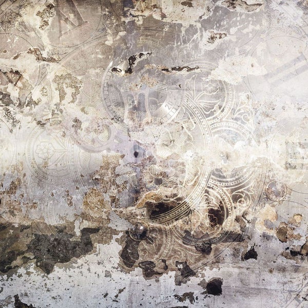 Dekorative Wand mit Ornamenten und abgenutzter Optik