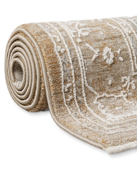 Gerollter beiger Teppich im Vintage-Stil mit ornamentalem Muster und Bordüre.