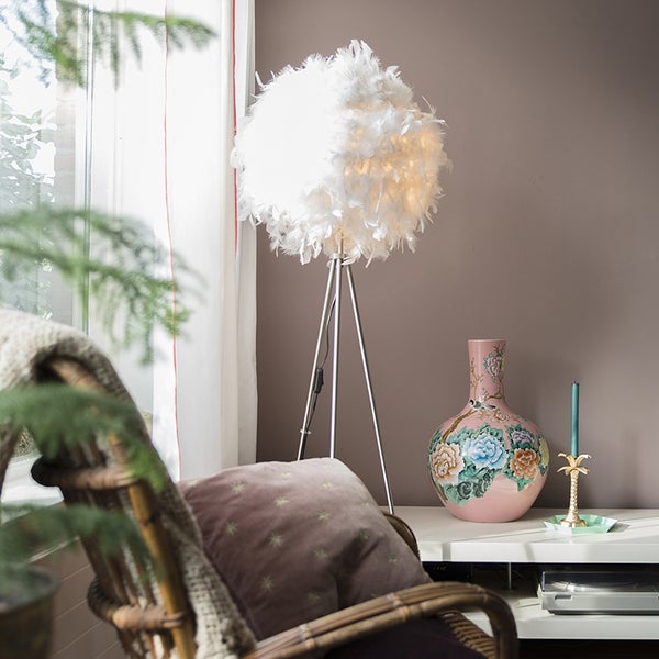 Wohnzimmerdekoration mit Federlampe, Blumenvase und Sessel