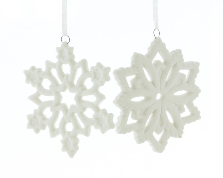 Zwei weiße Schneeflocken aus Porzellan als Christbaumschmuck