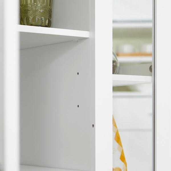 Innenausschnitt eines weißen Regals mit verstellbaren Regalböden