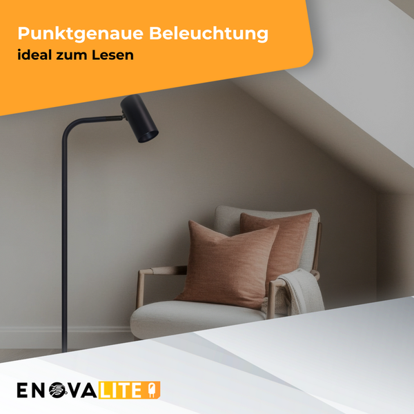 Schwarze Stehlampe neben einem Sessel mit Kissen für eine helle und organisierte Leseecke