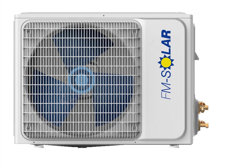 FM-Solar Außeneinheit für Klimaanlage oder Wärmepumpe mit Schutzgitter und blauem Ventilator im weißen Gehäuse.