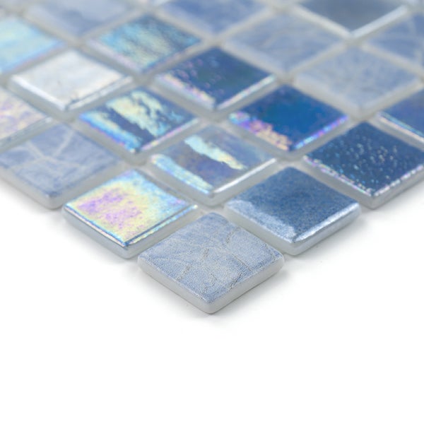 Quadratische Mosaikfliesen in verschiedenen Blau- und Perlmutttönen mit schimmernder Oberfläche