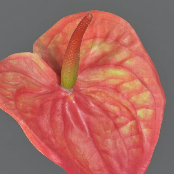 Künstlicher Magnolienzweig mit weißen Blüten und Knospen für die Dekoration.