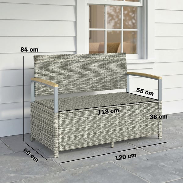 Gartenbank aus grauem Geflecht mit Holzarmlehnen und Maßen: Breite 120 Zentimeter, Höhe 84 Zentimeter, Tiefe 60 Zentimeter.
