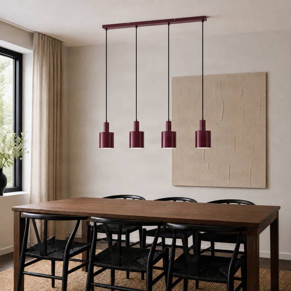 Vierflammige Pendelleuchte mit zylindrischen Lampenschirmen, Länge 85 Zentimeter, maximale Abhängung 150 Zentimeter.