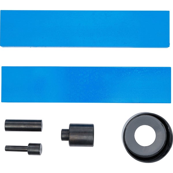 Spezialwerkzeug-Set mit zwei blauen rechteckigen Stäben und vier Metallteilen wie Zylindern und einem Ring.