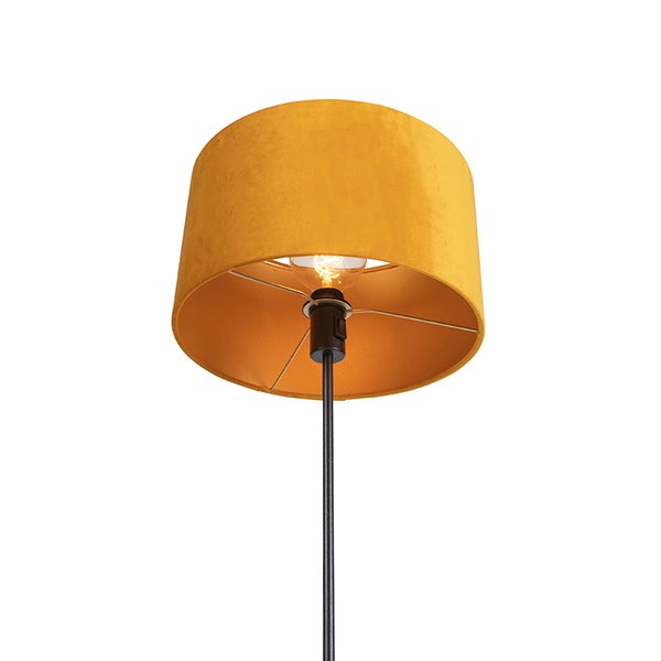 Stehlampe mit gelbem Stoffschirm und schwarzem Gestell