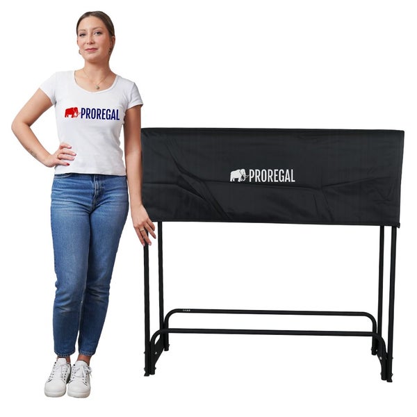 Schwarzer Messetisch mit Textildruck und einer Frau daneben