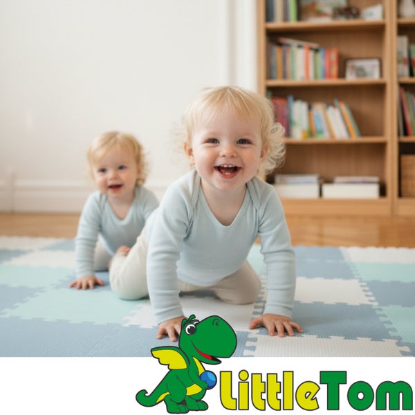 Zwei kleine Kinder krabbeln auf einer quadratischen Puzzlematte aus Schaumstoff vor einem Bücherregal Little Tom Logo