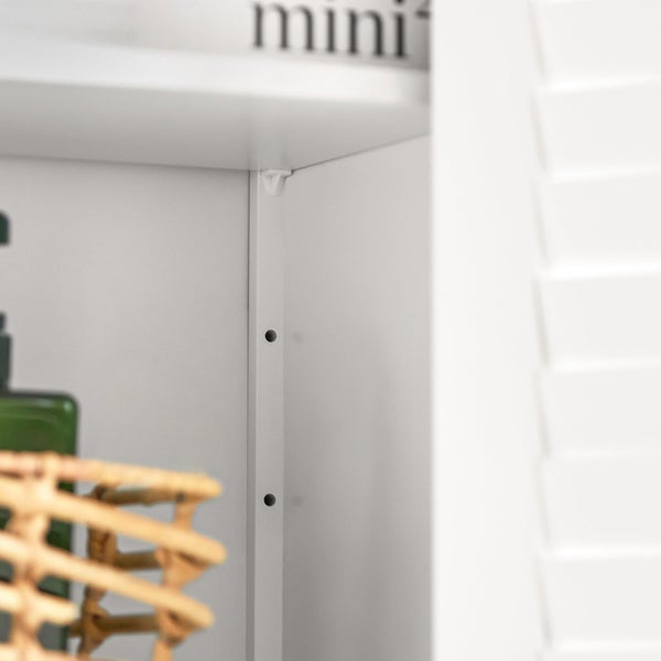 Detailansicht eines weißen Regals mit Ablage und Befestigungslöchern