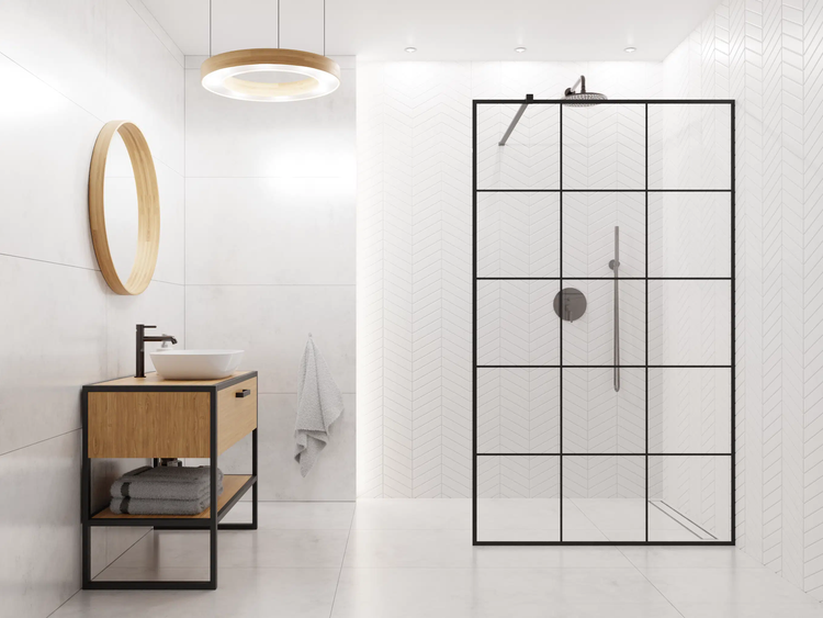 Modernes Badezimmer mit begehbarer Dusche, schwarzer Sprossen-Glaswand, Holzwaschtisch, rundem Spiegel und weißen Fischgrät-Fliesen.