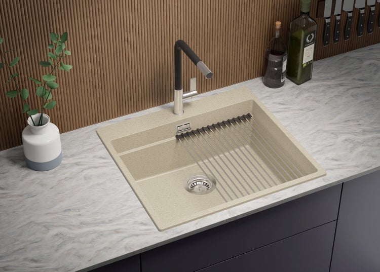 Spülbecken aus beigem Quarzkomposit mit Abtropfgestell und Armatur auf einer Küchentheke