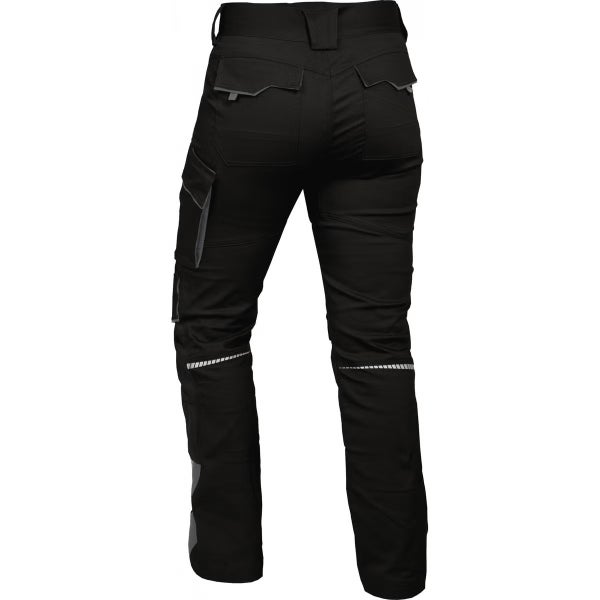 Schwarze Arbeitshose in der Rückansicht mit Gesäßtaschen, Seitentaschen und reflektierenden Streifen an den Kniekehlen.