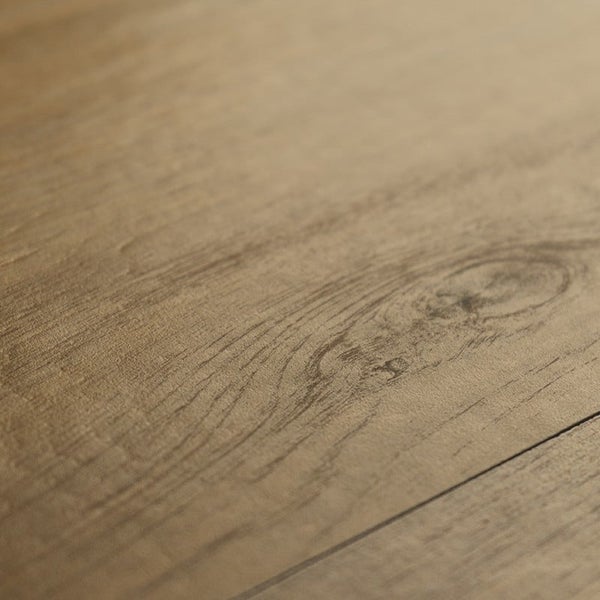 Detailansicht eines Laminatbodens mit authentischer Holzoptik und sichtbarer Maserung.