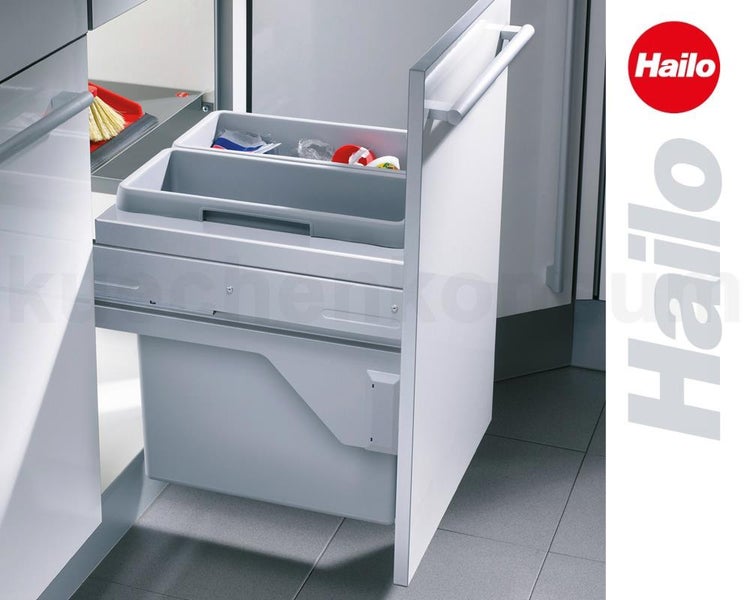 Ausziehbarer Hailo Abfallsammler mit mehreren Fächern zur Mülltrennung im weißen Küchenunterschrank.