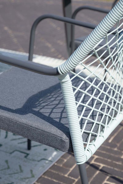 Detailaufnahme eines Gartensessels mit Seilgeflecht an der Rückenlehne, grauem Metallrahmen und grauem Sitzkissen.