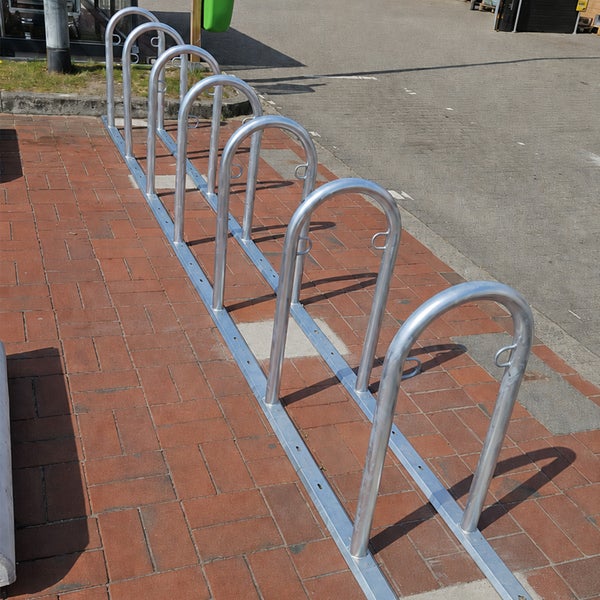Fahrradständer aus Metall für mehrere Fahrräder, zur Bodenmontage auf gepflastertem Untergrund.
