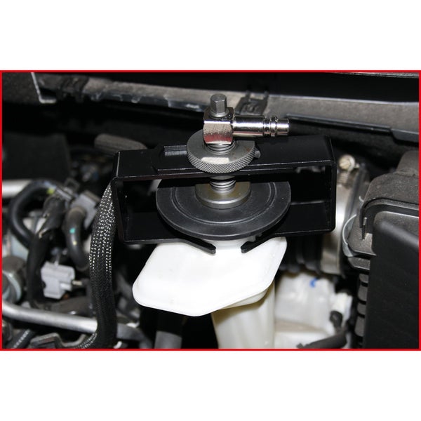 Bremsenentlüftergerät auf einem Bremsflüssigkeitsbehälter im Motorraum