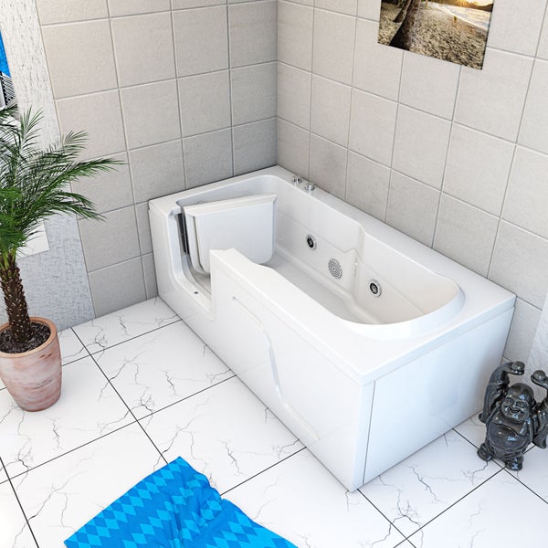 Begehbare Badewanne mit Tür, Hydromassage-Düsen und Deko-Elementen in einem Badezimmer.