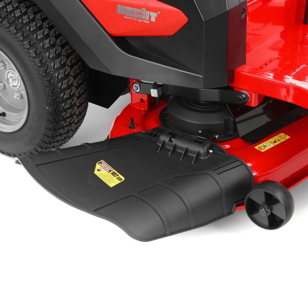 Detailaufnahme eines Rasentraktors mit Seitenauswurf und Hecht Logo