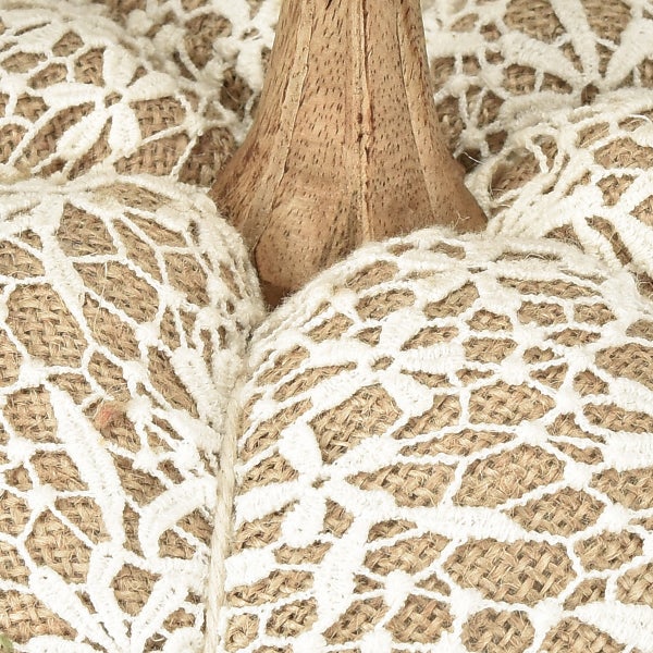 Dekorativer Kürbis mit Jute und Spitze