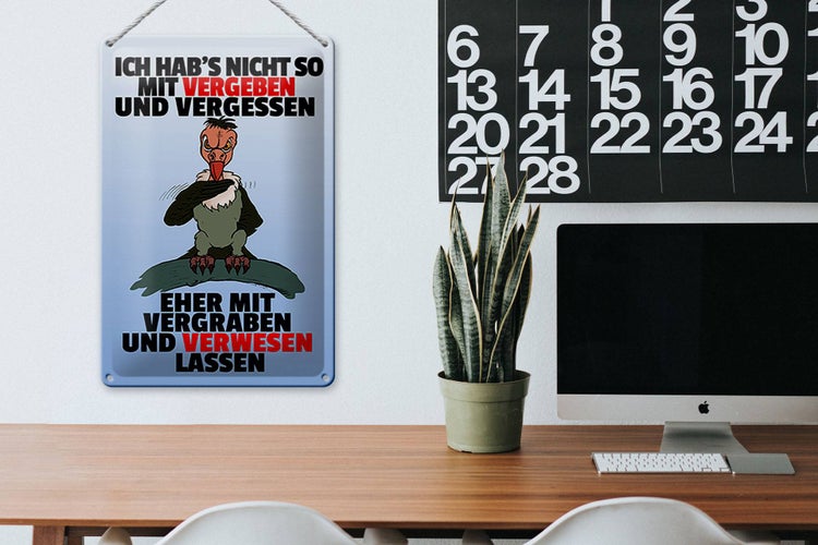 Balkonkasten mit Blumen am Geländer befestigt