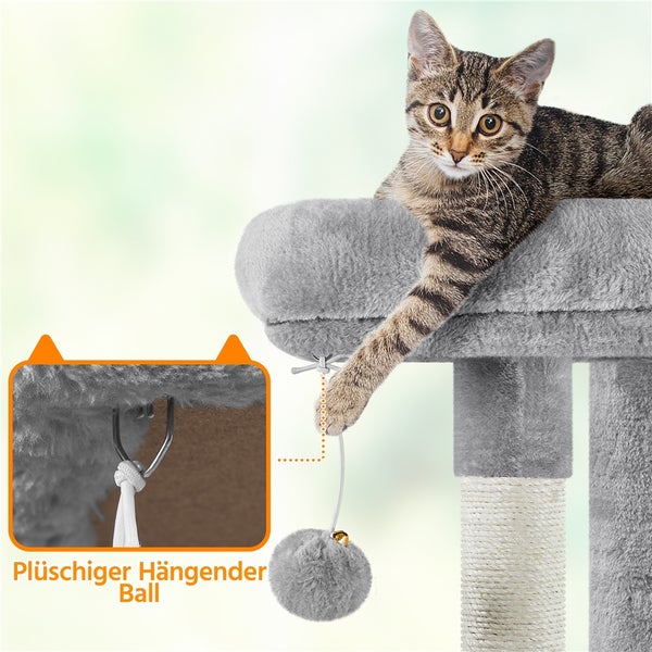 Katze auf einem Kratzbaum mit einem Plüschball