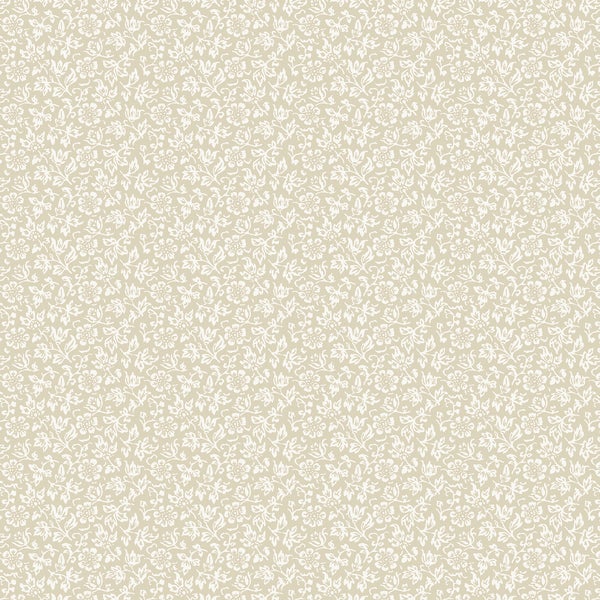 Esstisch mit Dekoration und Stühlen im Esszimmer