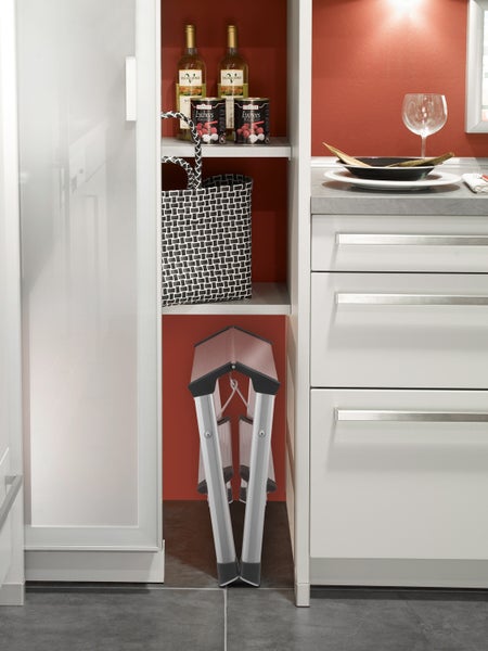 Küchenszene mit Leiter, Lebensmitteln und Geschirr in modernem Design