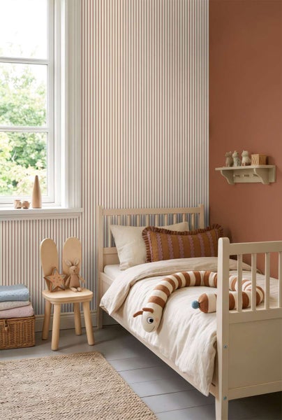 Kinderzimmer mit gestreifter Tapete, einem hellen Holzbett, einer passenden Stuhl-Tisch-Kombination und Wandregal für eine gemütliche Einrichtung.
