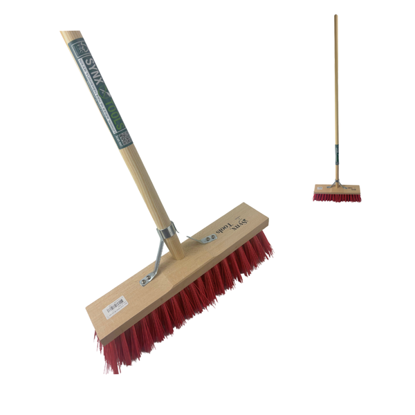 Besen mit Holzstiel und Borsten