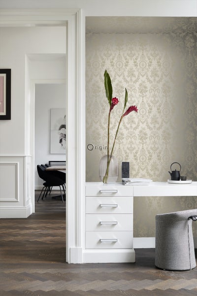 Innenraum mit gemusterter Tapete, Schreibtisch und dekorativen Elementen