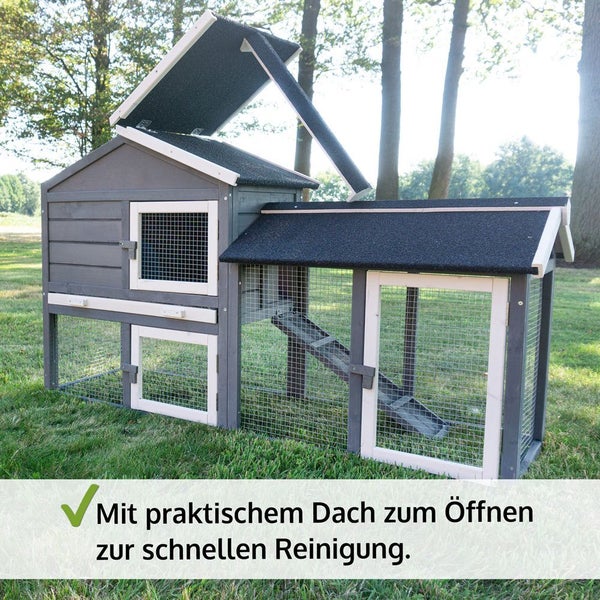 Kleintierstall aus Holz mit zwei Ebenen, Rampe und aufklappbarem Bitumendach zur einfachen Reinigung auf einer Wiese.