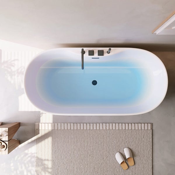 Freistehende ovale Badewanne in modernem Badezimmer von oben betrachtet mit Badarmatur und Badvorleger.