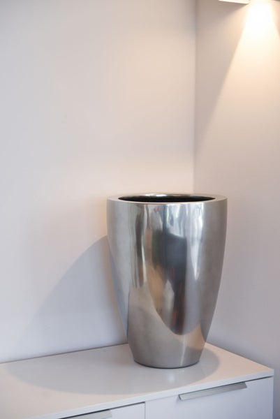 Hoher, polierter silberner Pflanzkübel aus Metall mit konischer Form.