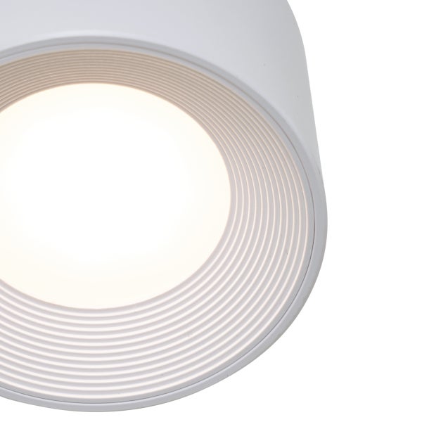Runder LED Deckenstrahler mit geriffeltem Reflektor für eine gleichmäßige Lichtverteilung