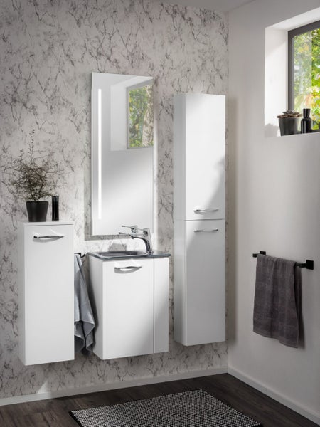 Modernes Badezimmer mit Waschbeckenunterschrank, Spiegelschrank und Hochschrank