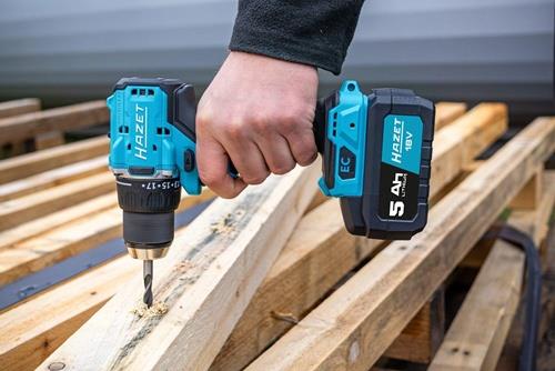 Hazet Akku-Bohrschrauber beim Bohren in Holz