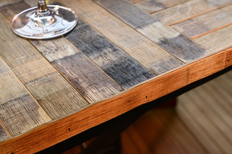 Schrank mit zwei Türen, geschlossen und geöffnet dargestellt