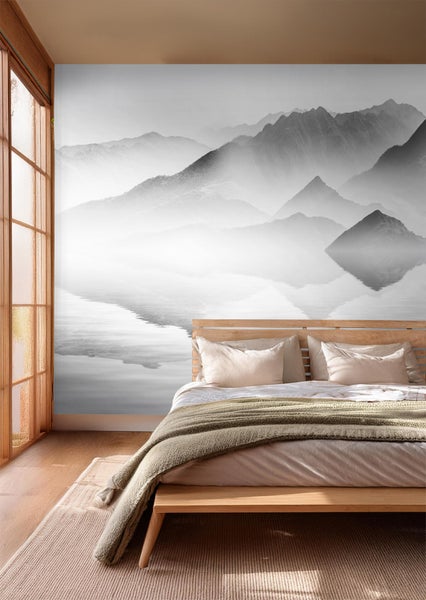 Schlafzimmer mit Fototapete mit Bergmotiv über dem Bett