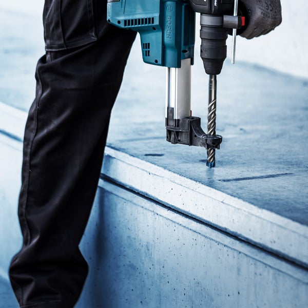 Bohren mit einem Boschhammer in eine Betonplatte.
